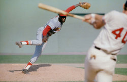 siphotos:  Bob Gibson pitches during Game 1 of the World Series