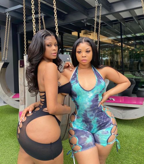 thicksexyasswomen:  2x Up@thicksexyasswomen🍷🍷