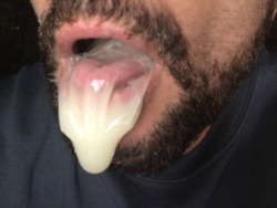 dallascondom:  Fan submitted!! Hot looking cum filled condom!