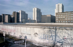 chrisjohndewitt: The Berlin Wall on Zimmerstrasse in 1982