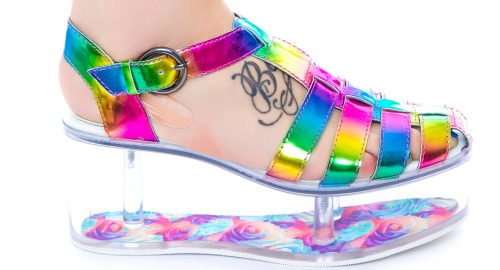 slutgard3n:  nymphetfashion:  Glitter Or Rainbow Platforms (you can open them and put stuff inside!)  no fucking way  Oh Oh I think I might have an accident.I don’t need to eat next week.