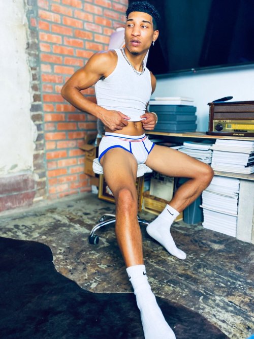 socksandskins:  https://socksandskins.tumblr.com/