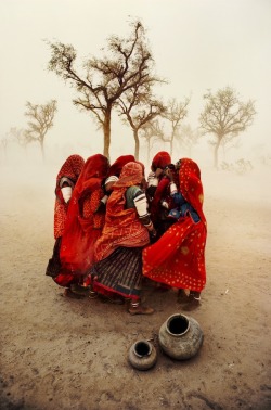 tierradentro:  Women shielding themselves from a dust storm.