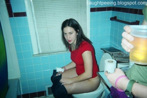 1nobodyknowsme1:  dimitrivegas:  Toilet girl      (via TumbleOn)