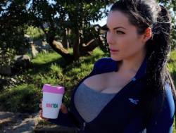 Happy Easter! 💕 Enjoying my @booteauk while going for a walk