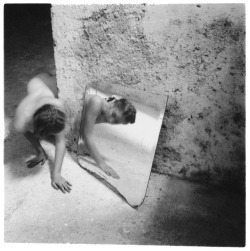 lacontessa:  inneroptics: Francesca Woodman- Self-deceit 