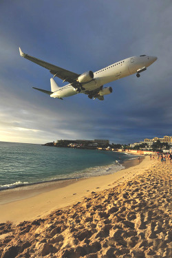 johnny-escobar:  Maho Beach, St. Maarten - Infamous for the low