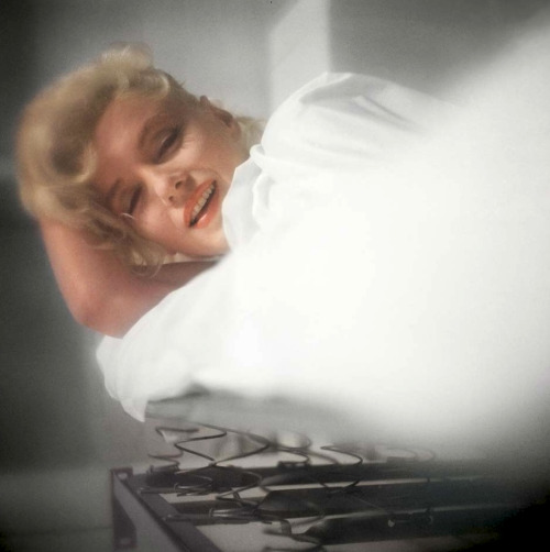 infinitemarilynmonroe:  Marilyn Monroe photographed by Douglas