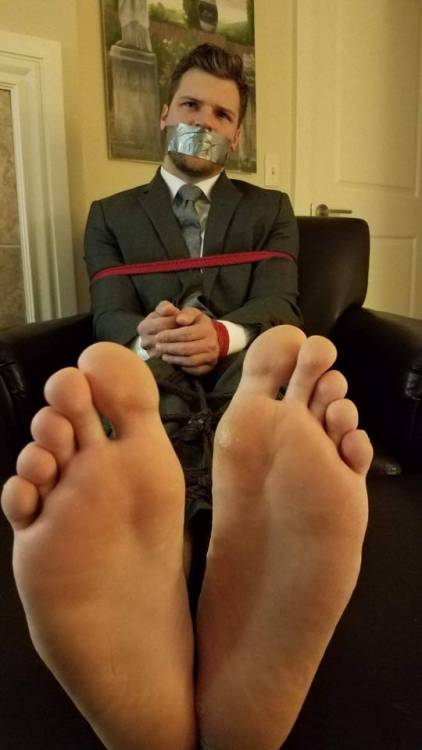 whitemalefeet:Hush now, we’re gonna have some foot lovin’