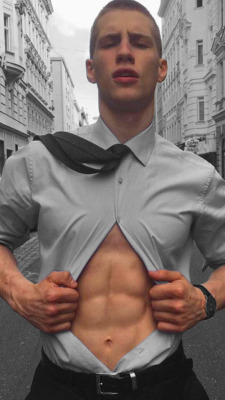 sixpackde:  https://www.tumblr.com/blog/sixpackde