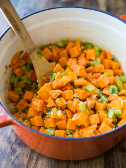 foodffs:  Coconut Curry Sweet Potato Chowder  Really nice recipes.