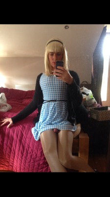 sindyslut:  cdboi93:  leicester-sissy:  Me - peekaboo  Love this