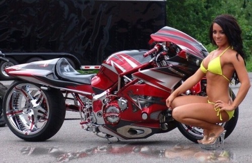 Biker BabesSin duda me gustan mas las nenorras que las motocicletas, pero dan un buen plus las maquinas, no?Saludos!