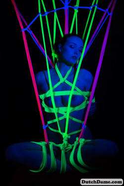 dutch-dame:  DutchDame in black light rope by RopeMarks, pictures