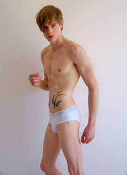 teenboys-shirtless:  http://www.surfxvideos.comhttp://www.nakedsnapshots.com