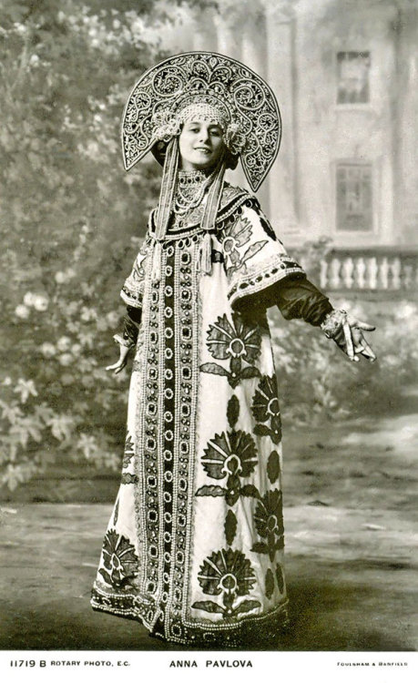 boredpanda:    Women’s Beauty Captured 100 Years Ago In Vintage Postcards From 1900-1910   