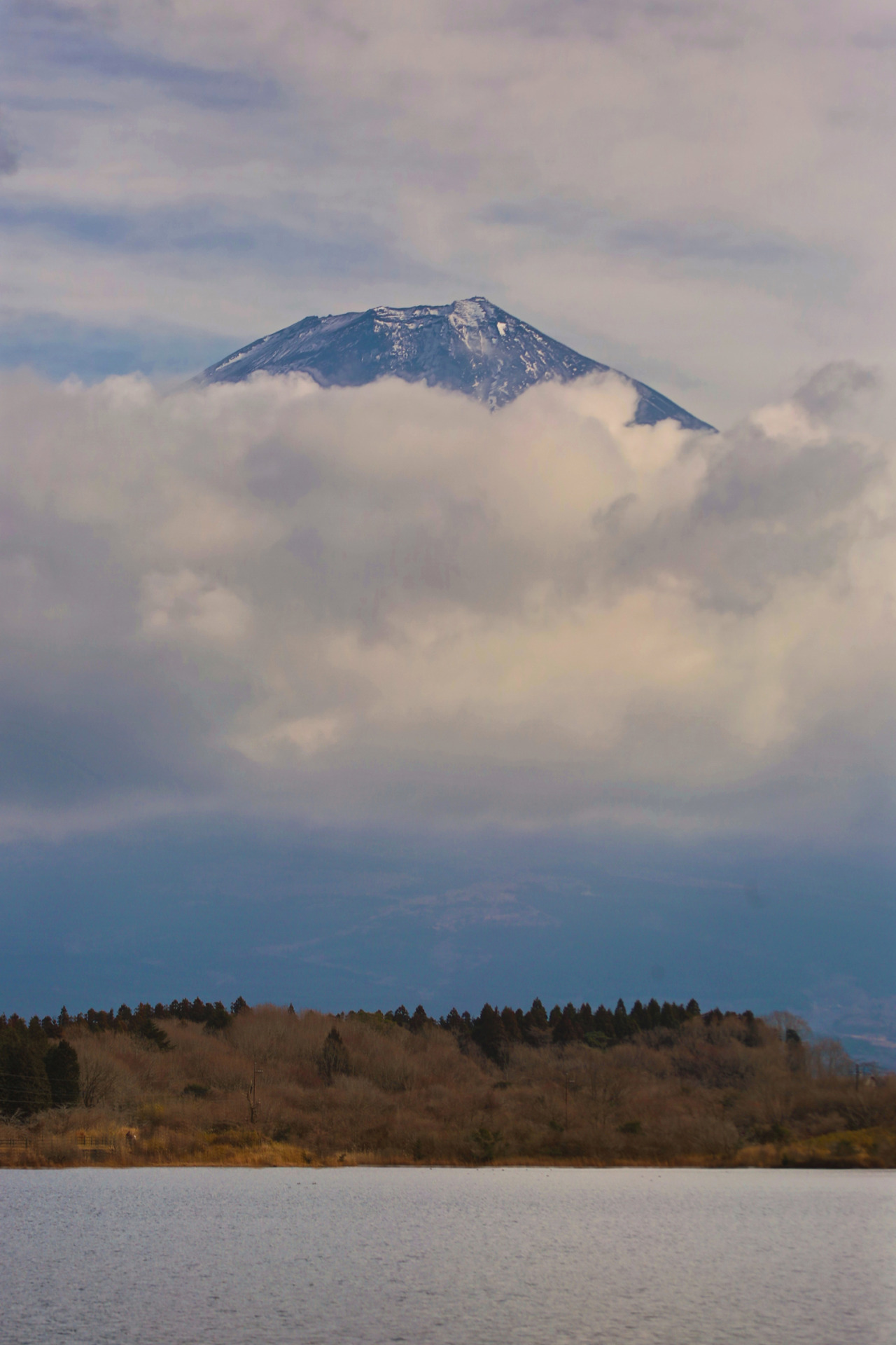 <p>Drove from Tokyo in the morning with clear skies, by the time we got to Shizuoka the clouds rolled in. Can’t see Fujisan, look higher.</p>