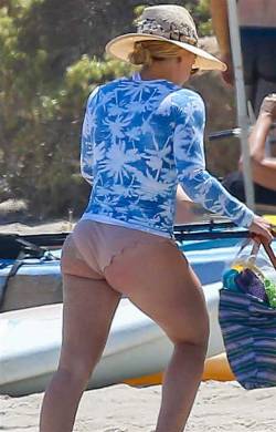 starprivate:  Hilary Duff does weirdo bikini ass  Hilary Duff