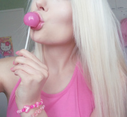 cutiethingywingy: lipgloss + lollipop = ♥ 