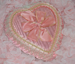 rottenweb:Vintage Valentine’s Day Candy Box
