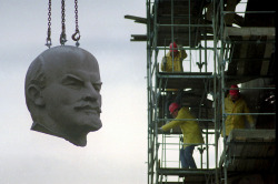 shihlun:  The huge granite head of Lenin hangs from a crane as