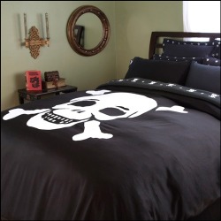 skypiratecreations:  I need this bed!! A great week to you all