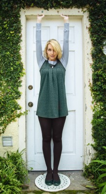 tightsobsession:  Green dress with black tights and flats. Tights