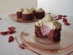 heckyeahvegancupcakes:  Raw Raspberry Red Velvet Cupcakes at