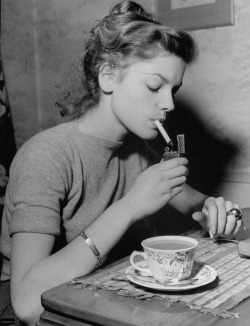  Lauren Bacall 