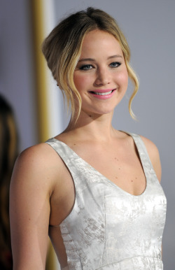 teenvogue:  Um, Jennifer Lawrence is actually an amazing singer »