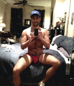 structo22:  hotmales-n-stuff:  (via Guys with iPhones) sexiest