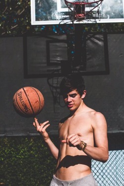 famous-male-celeb-naked:  Hayes Grier