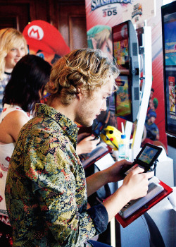 thomasbsangster-blog:  Toby Regbo attends the Nintendo Lounge