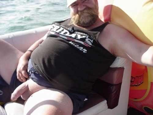 This pic allways makes me horny! This guy has a sleazy but sexy attitude.
