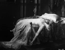 tales-of-the-night-whisperer:   Mae Clarke in “Frankenstein”
