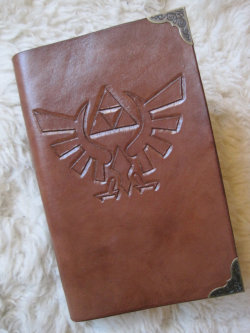 muhgene:  it8bit:  Custom Legend of Zelda Leatherbound Journals