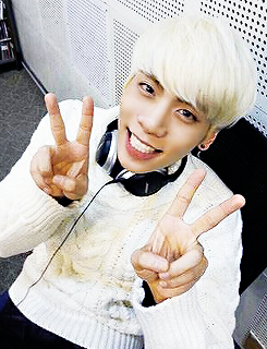 valekim:  Jonghyun and the double peace sign 