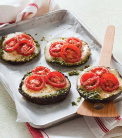 fitty-bitty-body:  Pesto stuffed portobello pizzas recipe! Looks