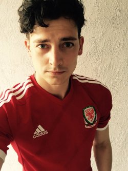 hardystyls:  Aneurin just posted this selfie on Twitter 😍