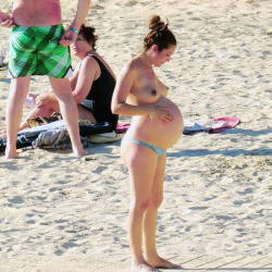 pregbab:  Sharing with everyone on the beach  Pure beauty!