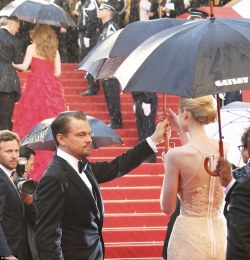   Gentleman: Leonardo passed his umbrella to Elizabeth Debicki 