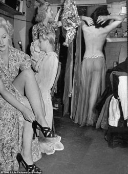 maudelynn:  Showgirls backstage at the Windmill Theatre c.1942.