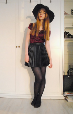 pleatedminiskirts:  pleatedminiskirts:Fashion blogger Noora Vesalainen