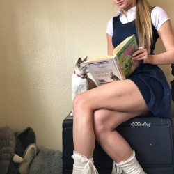 littlesativabug:  Good girls read to their friends even after