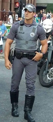 thehornybeef:  Policial brasileiro. Brazilian cop.  🔥 thehornybeef.tumblr.com🔥