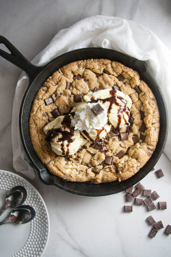 verticalfood: Skillet Chocolate Chip Cookie