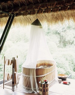 addictedtolifestyle:  addictedtolifestyle​  Outdoor Bath via