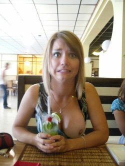 indyswingers:  Love public #flashing!