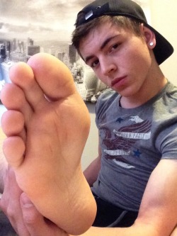 the-fantastic-foot-fetish:  Wish I could worship this boys feet