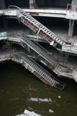 destroyed-and-abandoned:  Abandoned mall in Bangkok Source: blakeelexplorador